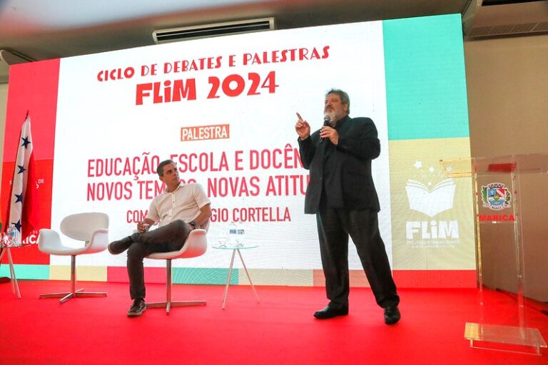 Mario Sergio Cortella faz palestra para professores e convidados, em Maricá